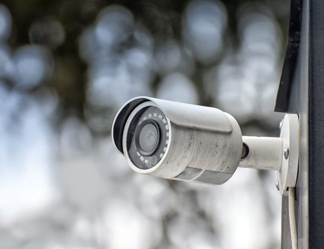 Parkovanie Parkinsel24 VALET - Kamera monitorovania na stĺpe. Zameraná na parkovisko. Zabezpečuje bezpečnosť územia.