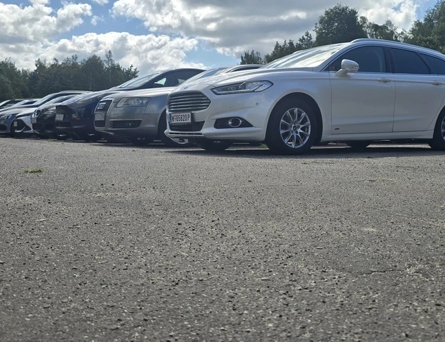 Plac parkingowy z zaparkowanymi samochodami