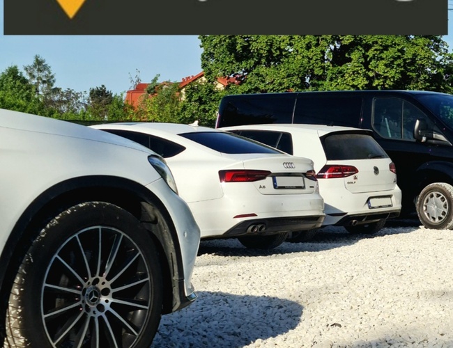 MyParking - Automobily stoja na štrkovom parkovisku. Oblasť je obklopená zeleňou.