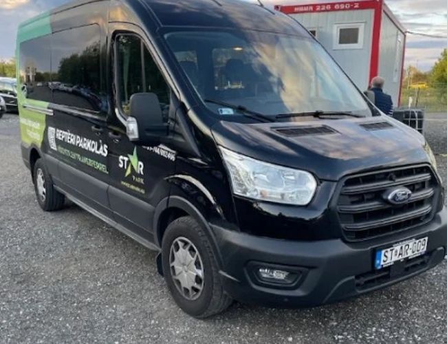 Czarny bus transferowy Star Park Airport Car Park przeznaczony do przewozu pasażerów na lotnisko.