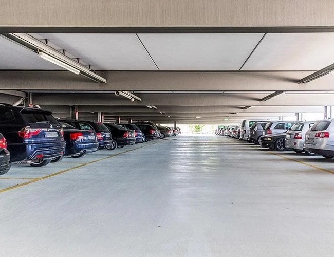 Wielopoziomowy parking P2 przy lotnisku Stuttgart zlokalizowany w pobliżu terminali, przeznaczony dla osób podróżujących służbowo i turystycznie.