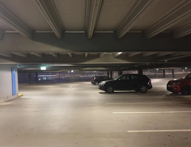 Przestronne wnętrze wielopoziomowego parkingu P2 na lotnisku Cologne Bonn z szerokimi miejscami postojowymi, dobrym oświetleniem oraz wygodnym dostępem do terminali.