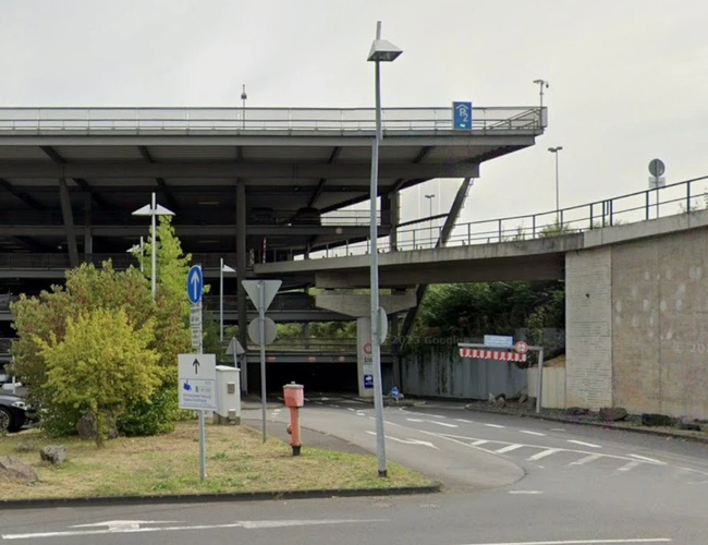 Zewnętrzny widok parkingu P2 przy lotnisku Cologne Bonn z wjazdem do garażu oraz dogodnym połączeniem z infrastrukturą lotniska.
