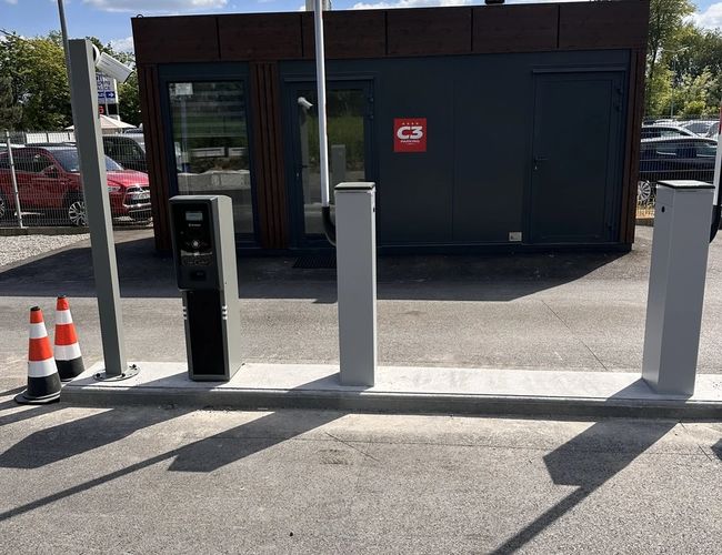 Plac parkingowy z widocznym ogrodzeniem