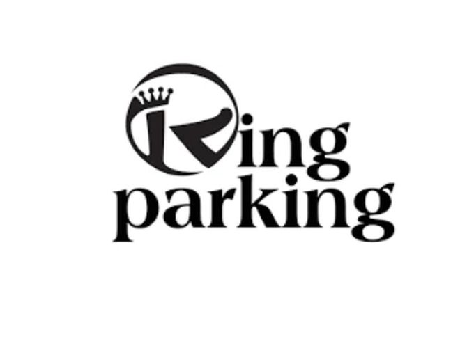 Kraków KING Parking – Na zdjęciu jest logo z napisem King Parking. Logo ma czarne litery i koronę.